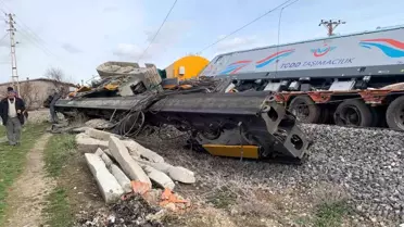 Kozaklı'da Tren-Tır Kazası: 2 Makinist Yaralı