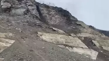 Şavşat'ta Heyelan, Yol Kapandı