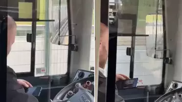 Metrobüs şoförü direksiyon başında video izledi, facianın eşiğinden dönüldü