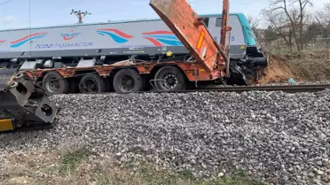 TIR ile Tren Çarpıştı: 2 Makinist Yaralı