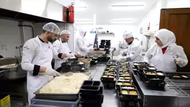 Öğrenciler ve ihtiyaç sahipleri için dev kazanlar kaynıyor