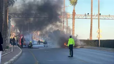 Seyir halindeki otomobil alev alev yandı: 2 kişi son anda kurtuldu