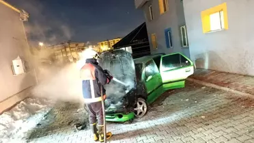 Gürpınar'da Park Halindeki Otomobil Yandı