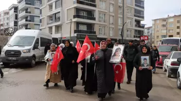 Dağa kaçırılan çocukları için eylem yapan aileler DEM Parti binası önünde