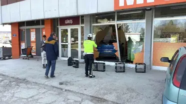Eskişehir'de Araç Süpermarkete Girdi