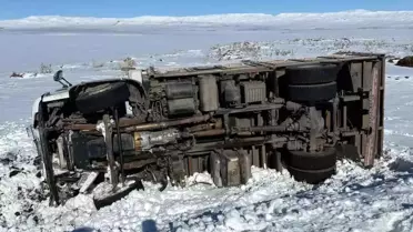 Kars'ta Kamyon Devrildi, Sürücü Yaralandı