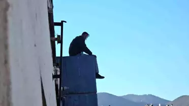 Sokak Sanatçısı Çatıdaki Eylemiyle Dikkat Çekti