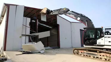 Nilüfer'de tarım alanındaki 900 metrekarelik kaçak yapı yıkıldı