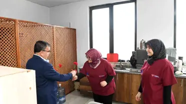 Altıeylül' de kadın emeğine karanfilli kutlama