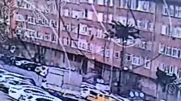 5. kattan balıklama atladı! Korkunç olay kamerada