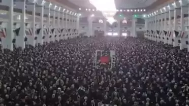 Tebriz'de binlerce kişinin katılımıyla cuma namazı kılındı