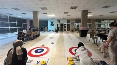 Kadınlar Günü'nde Neşeli Floor Curling Etkinliği