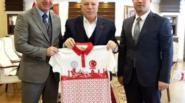 Başkan Sekmen'e Erzurum temalı forma