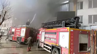 Üç katlı iş yerinde çıkan yangın paniğe neden oldu