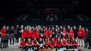 A Milli Takım'a Kadınlar Günü Sürprizi