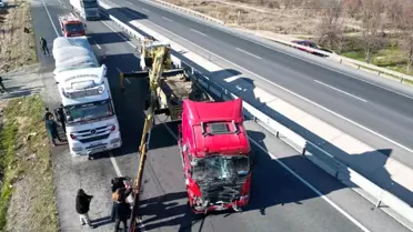 Afyonkarahisar'da Minibüse Tır Çarptı