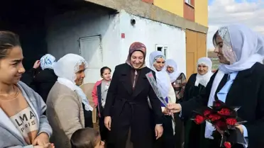 Kadınlar Günü'nde Karanfil Dağıtımı