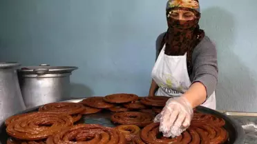 Eşine destek olup 15 metrekarelik dükkanda kadınların gücünü gösteriyor