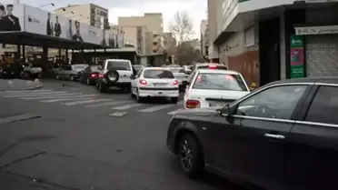 Görüntü İran'dan: Haberi alan akaryakıt istasyonuna koştu