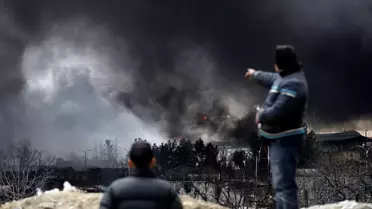 İran'da vurulan petrol deposundan dumanlar yükseliyor! Vatandaşlara kritik bir uyarı var