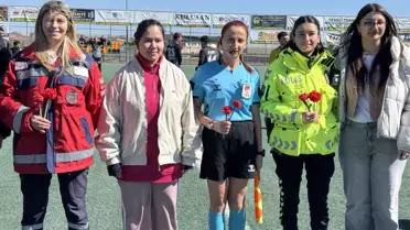 Kulu'da kadın hakem, polis ve sağlıkçıya 8 Mart'ta çiçek