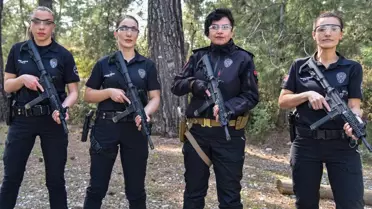 Kadın Eğitmenler Polislere Atış Eğitimi Veriyor