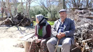 Denizli'de Depremde Yaşlı Çift Evlerinin Önünde Bekliyor