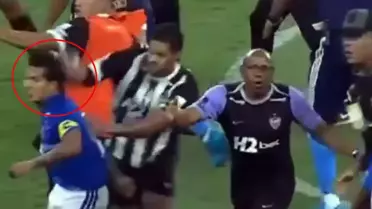 Derbi savaş alanına döndü! Rakibine yumruk attı