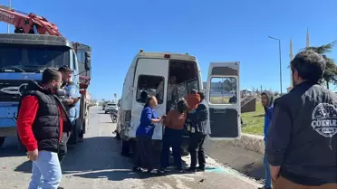 Gaziantep'te Kamyonet ve Minibüs Çarpıştı: 4 Yaralı