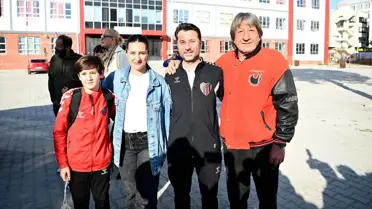 Katar'da mahsur kalan Türk sporcular, 26 saatlik yolculuğun ardından Kuşadası'na geldi