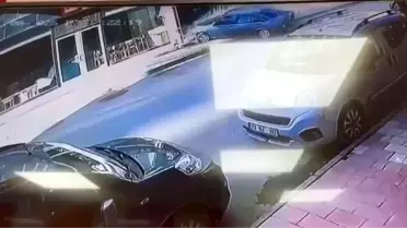 Elazığ'da Otomobil Mobilya Mağazasına Girdi