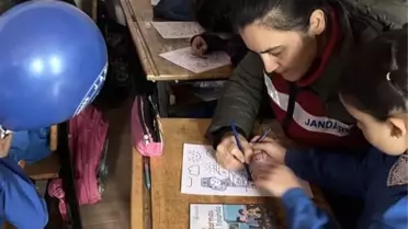 Jandarmadan Çocuklara Eğlenceli Ziyaret