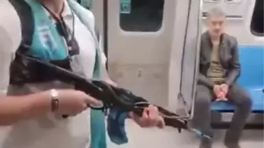 Elindeki oyuncak silahı, metrodaki insanlara doğrulttu