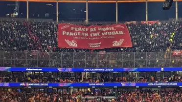 Liverpool taraftarlarından maça damga vuran Atatürk pankartı