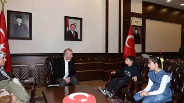 Minik Öğrenciler Bayrakseverliğiyle Ödüllendirildi