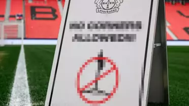Daha önce böyle bir uyarı levhası görmediniz! Bayer Leverkusen'den Arsenal'in köşe vuruşlarına esprili önlem