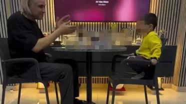 İzmir'de 3 yaşındaki çocuğunu alkol masasına oturtan baba gözaltına alındı