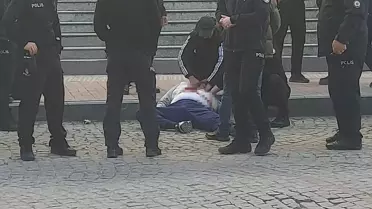 İstismarla suçladığı şahsı duruşma çıkışında kalbinden bıçaklayarak öldürdü