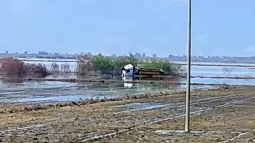 Taşkın sularında yan mahsur kalan tır sürücüsünü itfaiye ekipleri kurtardı