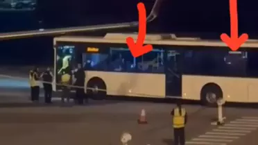 İranlı kadın futbolcular, otobüsün camından cep telefonlarıyla SOS işareti yaptı