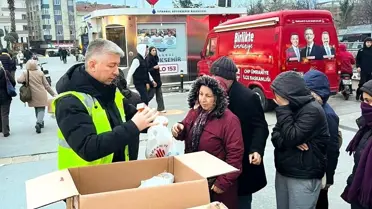 Ümraniye Belediyesinden iftara yolda yakalanan vatandaşlara iftariyelik desteği