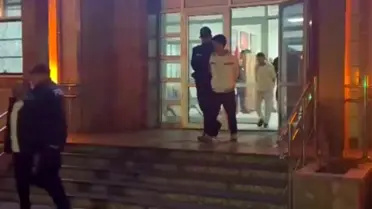 Adana'da Baba ve İki Oğlu Yangın Merdiveninde Yakalandı