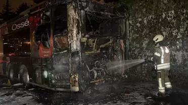 Beşiktaş'ta metrobüsün motor kısmı alev alev yandı; 60 yolcu tahliye edildi