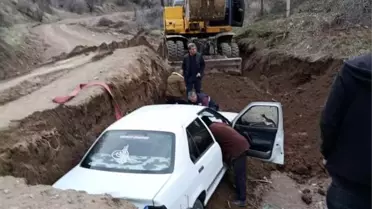Elazığ'da Çukura Düşen Otomobil Kurtarıldı