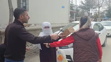 Elazığ'da dilenci zabıtalara yakalandı: 'Al senin olsun' diyerek parayı teklif etti