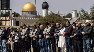 İsrail ramazanın son cumasında Mescid-i Aksa’yı kapattı! Filistinliler dışarıda namaz kılıyor