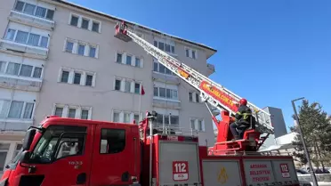 Ardahan'da Buz Sarkıtları Tehlike Saçıyor