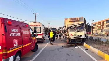 Balıkesir'de Kamyon-Traktör Çarpışması: 2 Yaralı