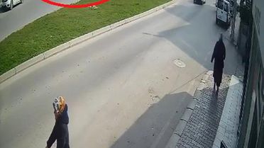 Halk otobüsü ile otomobilin çarpıştığı kaza kamerada: 9 yaralı