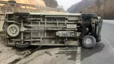 İnegöl'de Minibüs Takla Attı, Sürücü Yaralandı